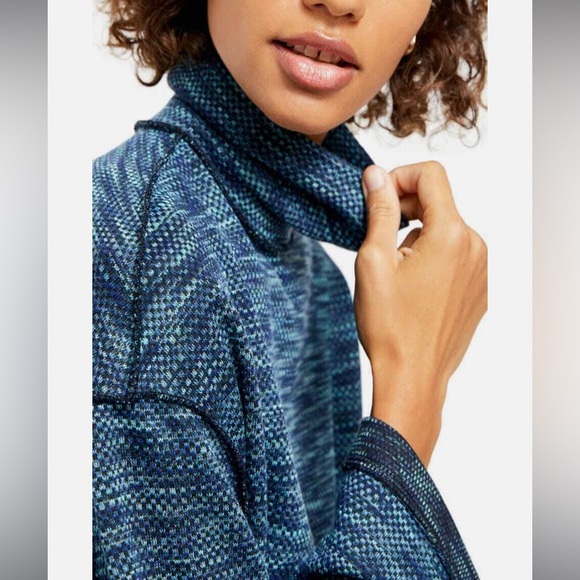 Free People We the Free blue Sunny Days oversized turtleneck sweater - Picture 4 of 15